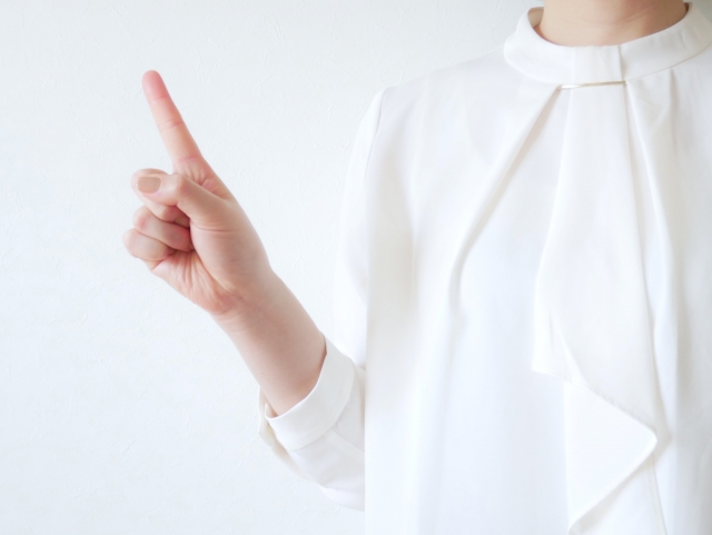 人差し指を立てる女性