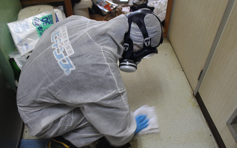 除菌する作業員